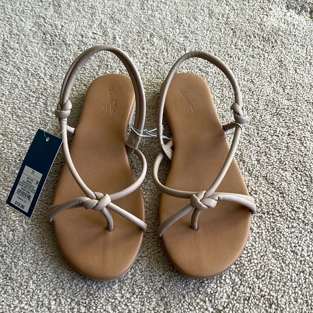 NWT tan sandals 🩴